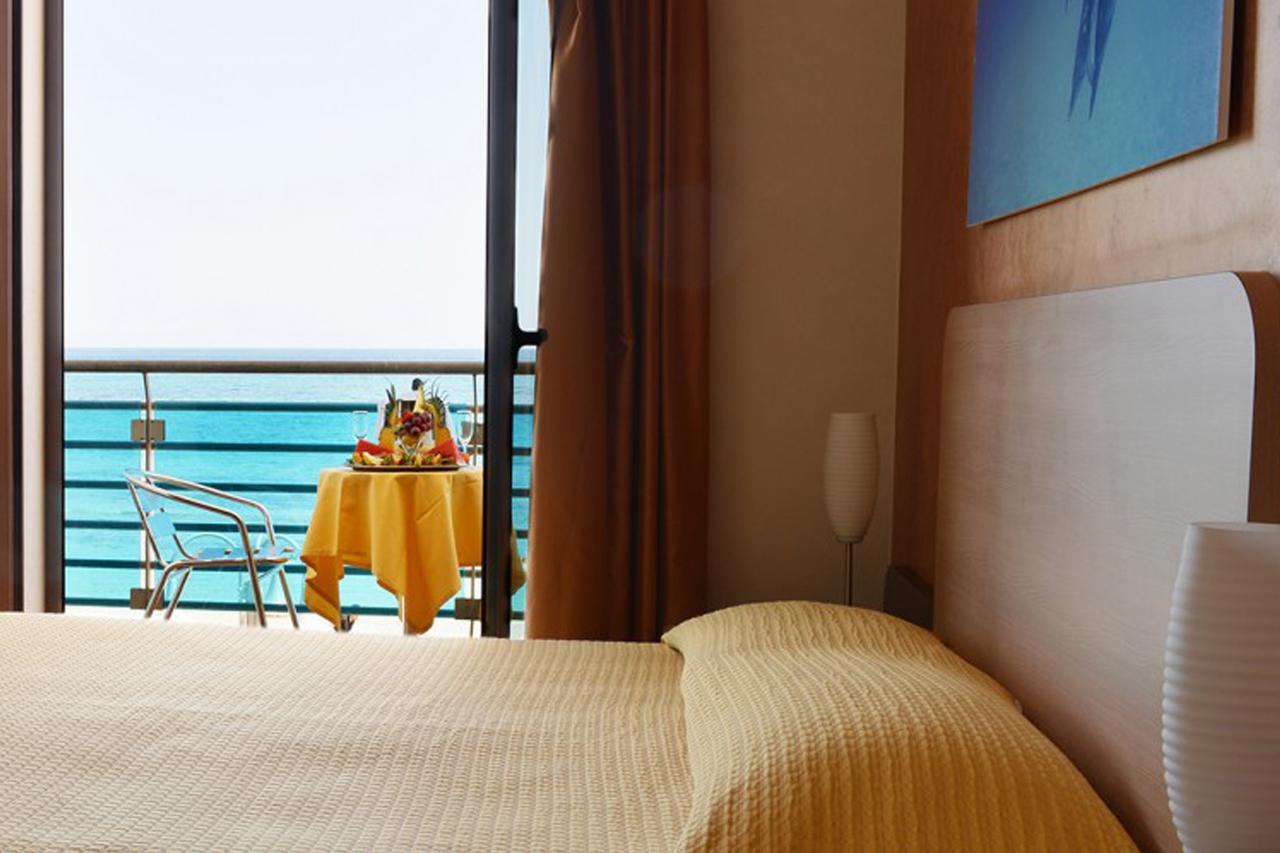 Hotel Mirage Torre Santa Sabina Bagian luar foto